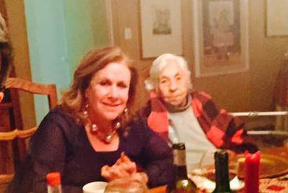 Esto, porque parece ser que es Laura quien se hace cargo totalmente de los cuidados de su abuelita.