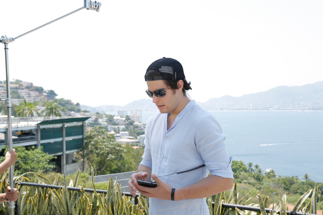 Así lo encontramos, muy concentrado para comenzar el enlace con sus ex compañeros de trabajo de "El Gordo y la Flaca".