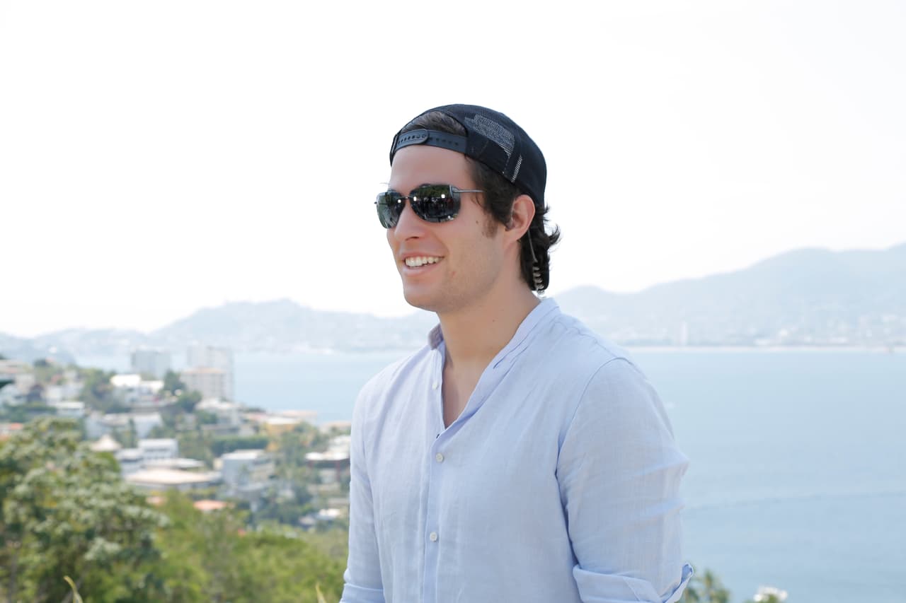 De inmediato sonrió al escuchar la voz de Lili Estefan y le habló de su amistad con el elenco de "Pasión y Poder".