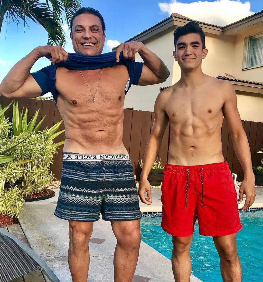 Osvaldo Ríos se alejó de la televisión desde hace diez años, cuando participó en su último melodrama 'Triunfo del amor'. Fuera de la televisión volvió a actuar en 2014, cuando participó en la película 'Gloria', interpretando a Emilio Azcárraga 'El Tigre'.