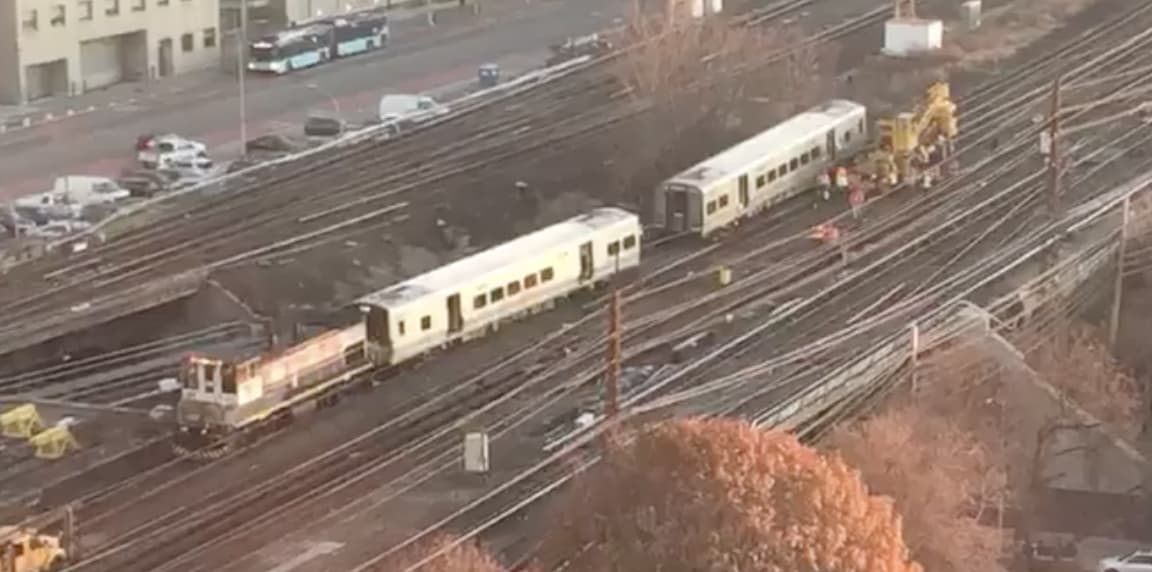 Reparaciones de tren de LIRR continúan después de que se descarrilara en Queens