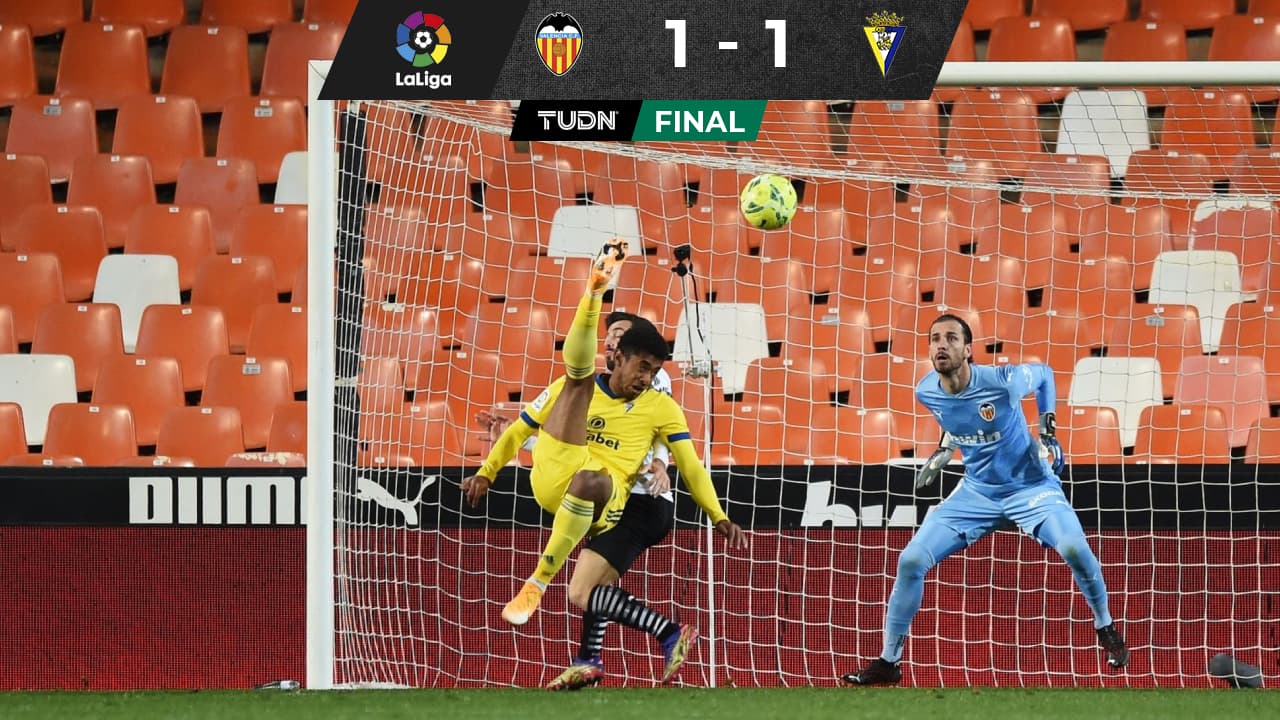 ¡Golazo de chilena del 'Choco' Lozano!