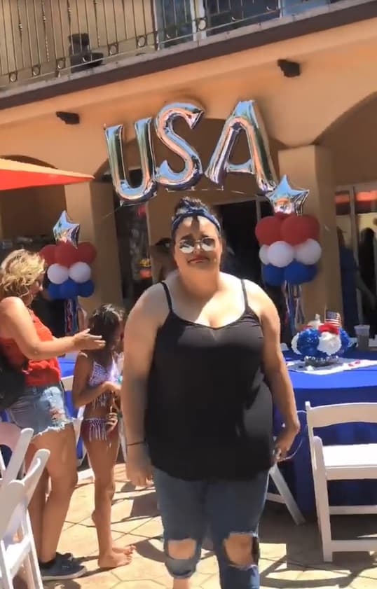 Chiquis también grabó el momento en que su familia llegaba a la reunión, como en esta imagen, en la que aparece su hermana Jenicka.