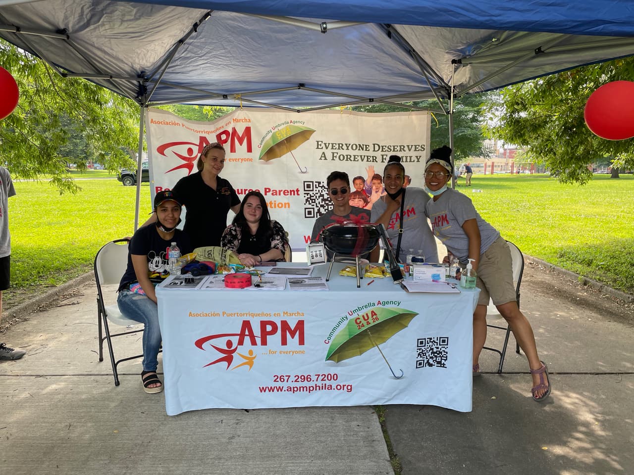Personal de APM organiza eventos durante todo el año, como esta parrillada celebrando el día del padre, para apoyar a los padres y fortalecer a las familias en la comunidad.