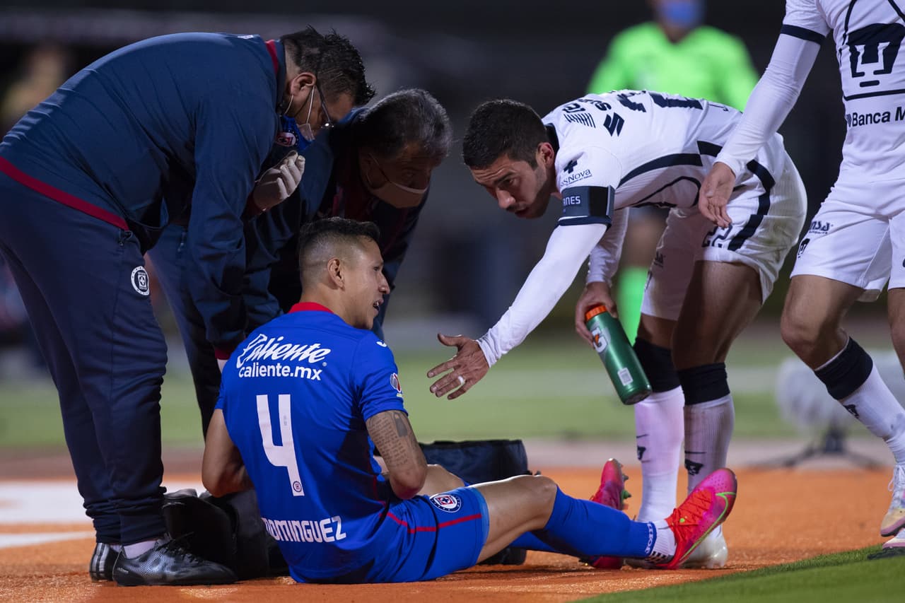 Con gol de Jonathan Rodríguez desde los once pasos, Cruz Azul sale victorioso en su visita a los Pumas 0-1. Cruz Azul retoma el liderato y los Pumas continúan hundidos entre los últimos puestos del torneo.