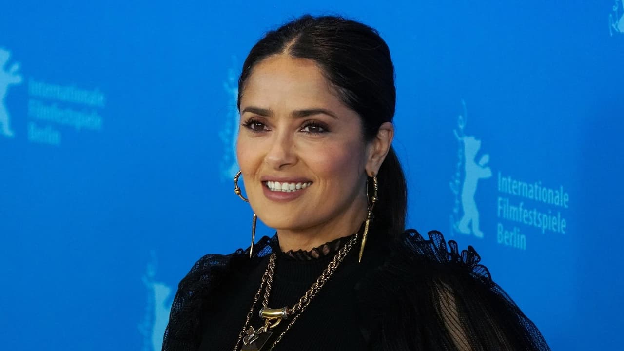 Salma Hayek deslumbró con su último look: demostró cómo llevar un escote elegante a los 50