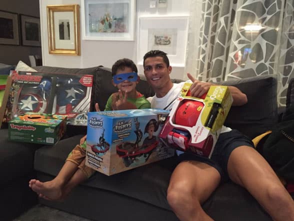 El jugador de soccer compartió qué le trajeron los Reyes Magos a su pequeño Cristiano Jr. ¡Qué feliz!