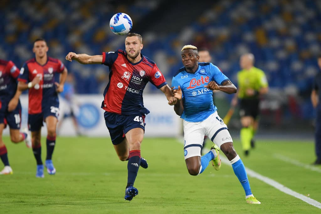 Con anotaciones de Victor Osimhen (11') y Lorenzo Insigne de penalti (57'), el Napoli se impone ante Cagliari 2-0 durante la Jornada 6 en la Serie A. Hirving Lozano jugó los 20 últimos minutos del encuentro y la escuadra 'Azzurra' sigue super líder de la tabla.