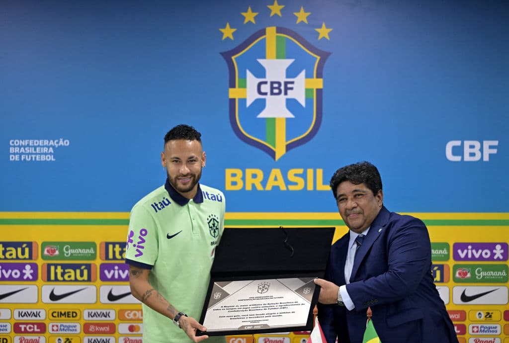 Neymar se compara con Pelé tras convertirse en máximo goleador de Brasil