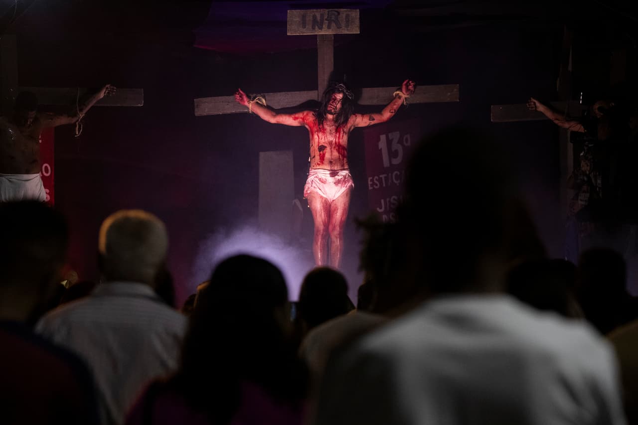 Luiz Henrique, interpretando a Jesucristo, cuelga de una cruz durante una representación del Vía Crucis como parte de las celebraciones de Semana Santa, en la favela Complexo do Alemão en Río de Janeiro, Brasil, el Viernes Santo, 18 de abril de 2025.