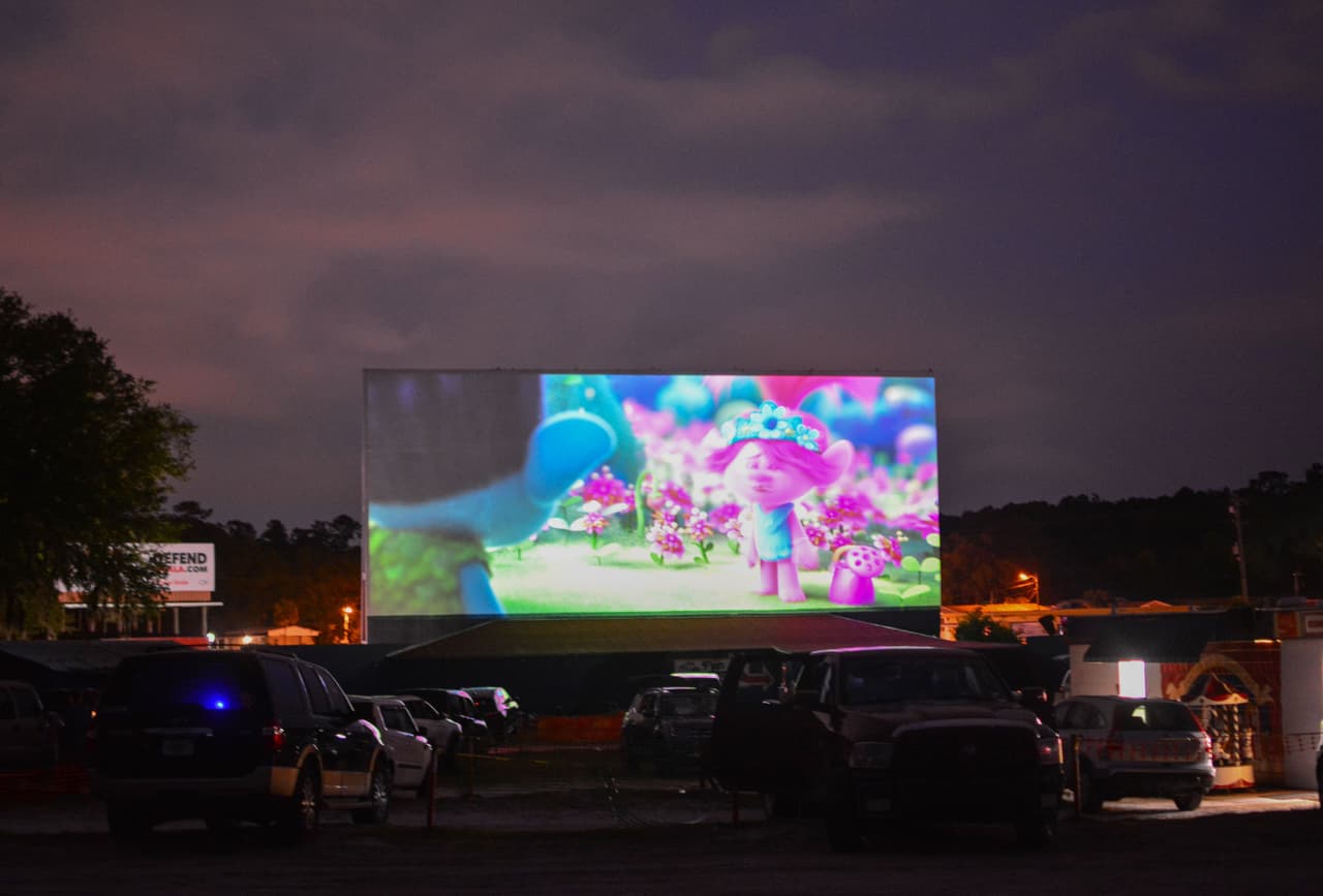 En esta ciudade Florida los autocines han vuelto a estar en auge desde el inicio de la pandemia del coronavirus. El fin de semana las personas vieron la película “Trolls” desde sus carros, que estaban separados 10 pies por una valla naranja, como una forma de respetar la distancia social para evitar la propagación del covid-19.
<br>