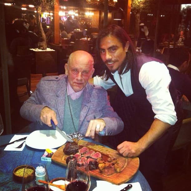 El actor estadounidense, John Malkovich, también se dejó llevar por la corriente y lo visitó.