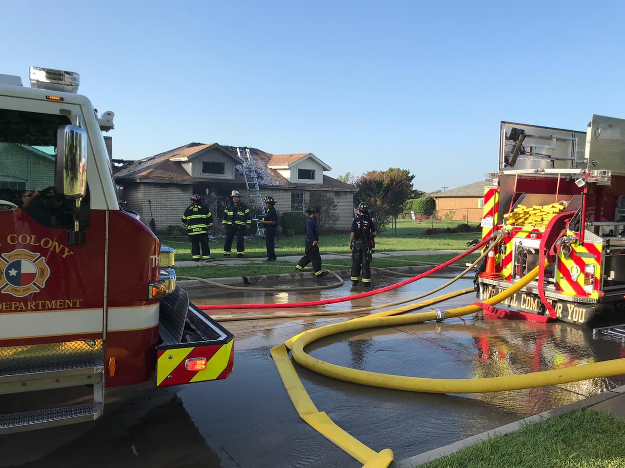 Tres bomberos sufrieron quemaduras leves y fueron llevados a un hospital.
<br>