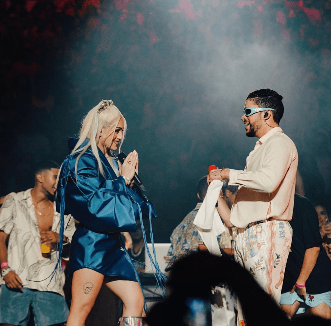 <h3 class="cms-H3-H3">Villano Antillano </h3>
<br>
<br>
<a href="https://www.univision.com/musica/bad-bunny-habla-de-reggaeton-descarta-cantar-en-ingles" target="_blank">El puertorriqueño</a> dio un emotivo discurso sobre el respeto hacia otras personas y enfatizó en que la música debe unir, por eso, invitó a su colega trans,
<a href="https://www.univision.com/musica/los-premios-juventud-2022-en-el-lente-de-uforia-fotos" target="_blank">Villano Antillano</a>, a interpretar juntos el ‘
<a href="https://www.univision.com/musica/bizarrap-y-villano-antillano-en-una-colaboracion-musical" target="_blank">BZRP Music Sessions #51</a>’.