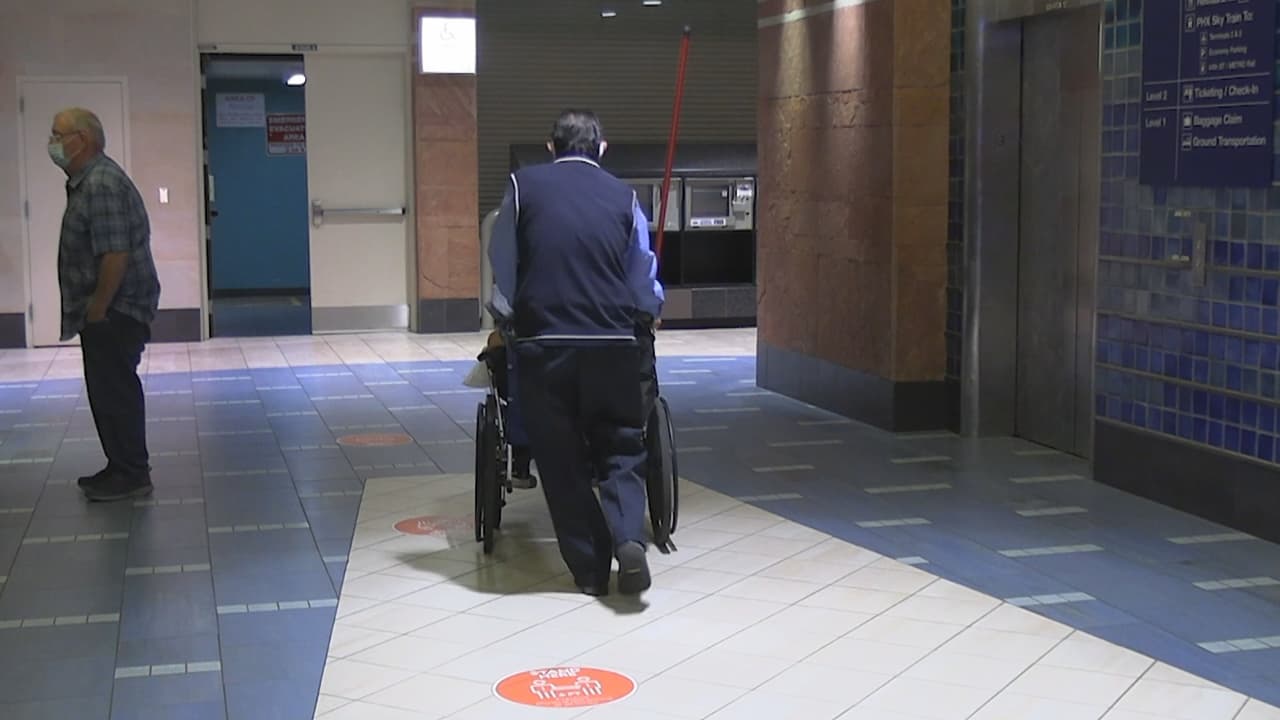 Según Contreras, el aeropuerto está capacitando alrededor de 450 voluntarios y trabajadores de primera línea para que puedan conocer cómo interactuar con personas que padecen demencia y puedan hacer su paso por el aeropuerto una grata experiencia.