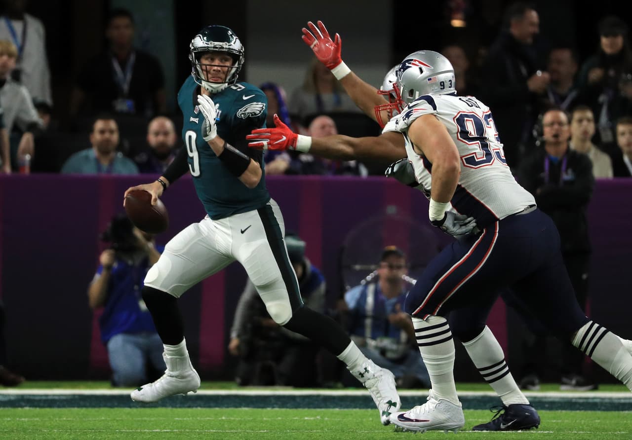 ¡Jugada grande! Nick Foles intenta un nuevo bombazo y su envío es interceptado en la yarda 5 de New England. Una jugada así necesitaba New England para regresar en el juego. Con 3 minutos, Eagles 15 - 6 Patriots