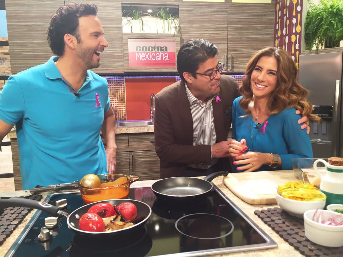 ¡El Chef Oropeza adora tener invitados! 'El Burro' y Nathaly Marcus son unos muy buenos ayudantes a la hora de cocinar.