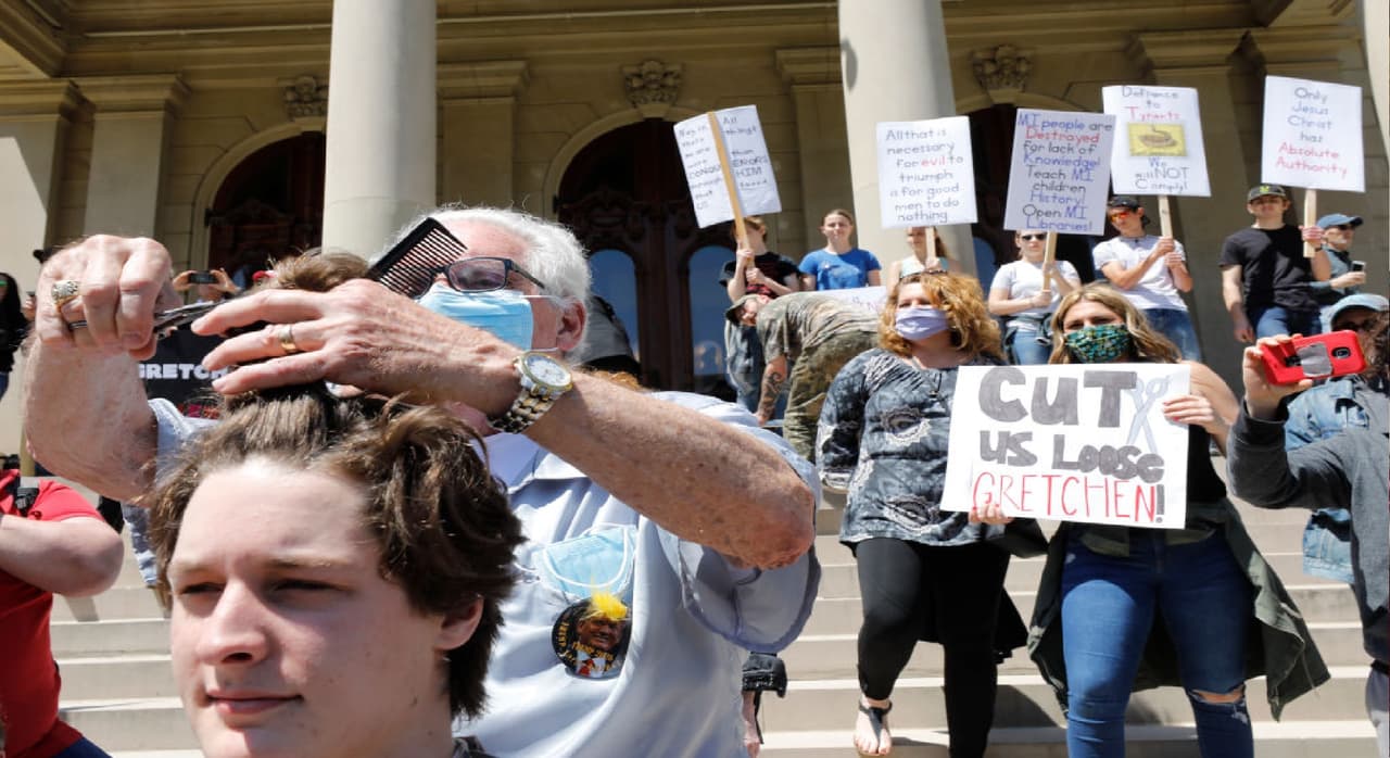 <b>SB 817:</b>
<br>Prohíbe la discriminación contra los peinados naturales y étnicos: incluyendo locs, trenzas, rizos y afros.