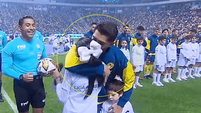 ¿Quién es la niña que Henry Martín abrazó en el protocolo?