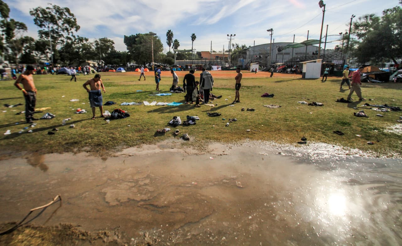 “A veces no alcanza la comida, no hay suficientes doctores y se hace una fila enorme, no hay medicamentos, el agua escasea y nos toca ir a comprar a las tiendas, los baños están sucios y los niños son los que más están sufriendo esta situación”, dijo a Univision Noticias Dorian Martínez, una migrante en el refugio de la zona norte.
