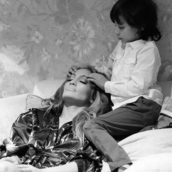 Antes de su show en Las Vegas, el pequeño Max le dio un masaje en el rostro a su mami. ¡Lindo!