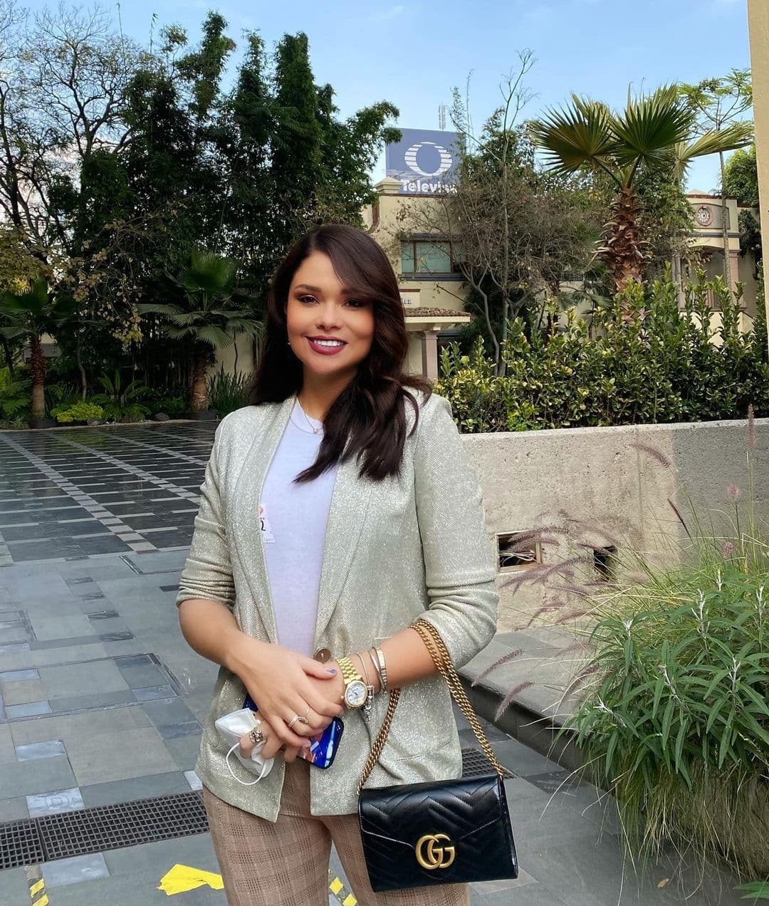 Antes de iniciar su primer día de actividades en Televisa, Sirey realizó un live con sus seguidores para contarles lo emocionada que se encuentra en esta nueva faceta y confesó que estará al mismo tiempo con clases en línea en la Universidad para terminar su carrera de Periodismo, pues le falta un año.