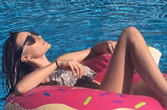 ¡Qué relajación! Belinda es una fanática de broncearse.