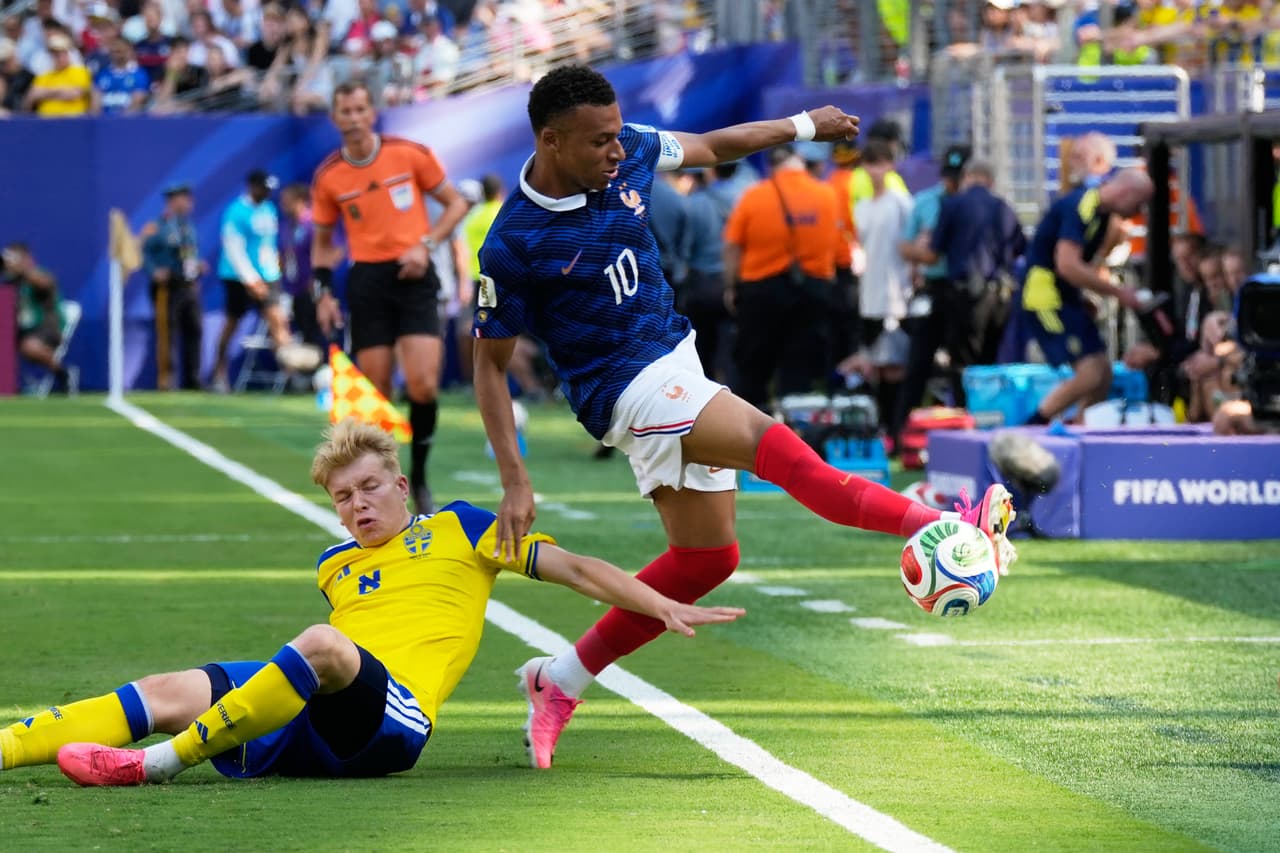 El francés Kylian Mbappé (derecha) disputa el balón con el sueco Daniel Svensson durante el partido de dieciseisavos de final de la Copa del Mundo entre Francia y Suecia en East Rutherford, Nueva Jersey, cerca de Nueva York, el martes 30 de junio de 2026.