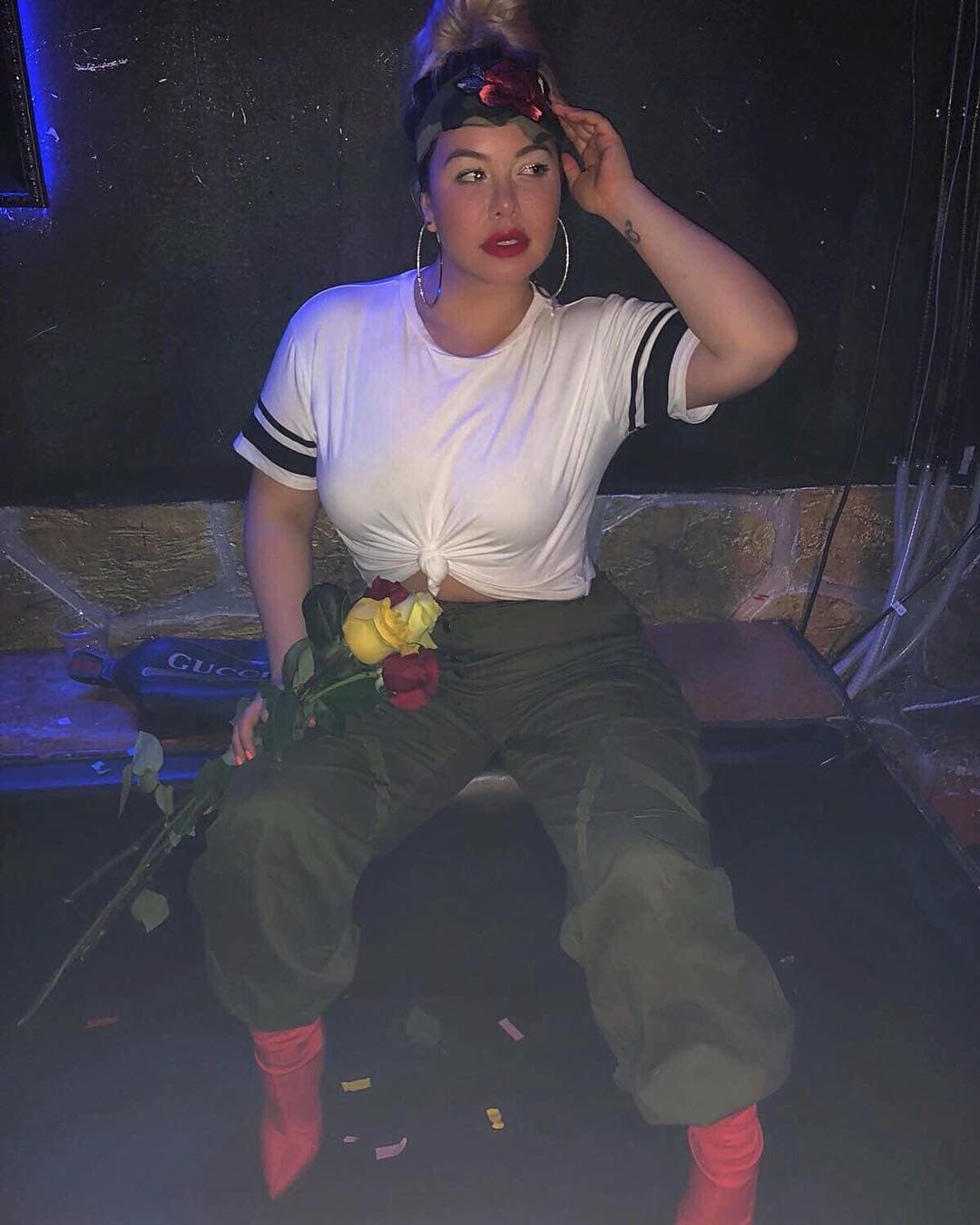 "Es la persona que soy, no quiero fingir ser perfecta. Tengo celulitis, tengo estrías: this is who I am", expresó la intérprete a propósito de la sesión de fotos en la que posó desnuda en esas fechas.