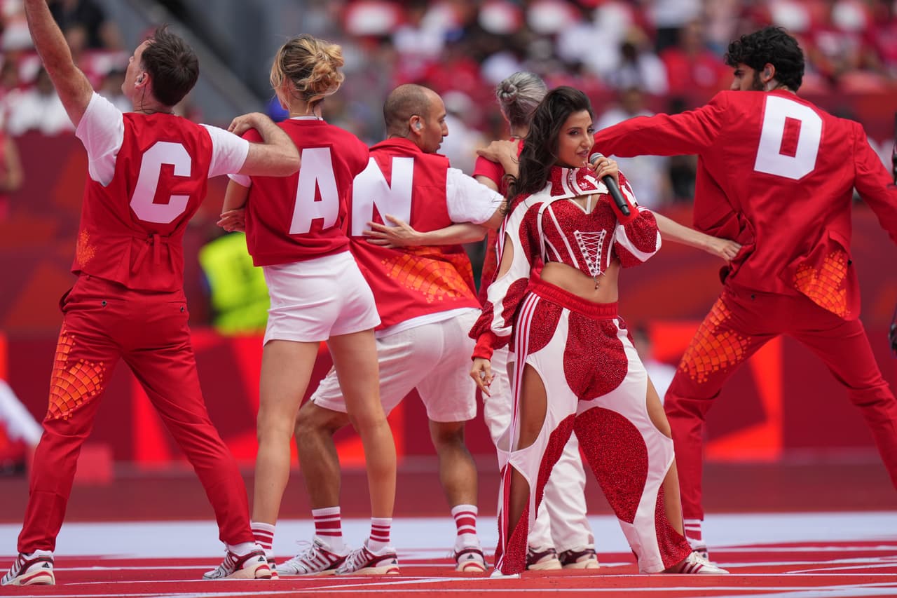 Artistas participan en la ceremonia de apertura del partido de fútbol del Grupo B de la Copa Mundial entre Canadá y Bosnia en Toronto, el viernes 12 de junio de 2026.