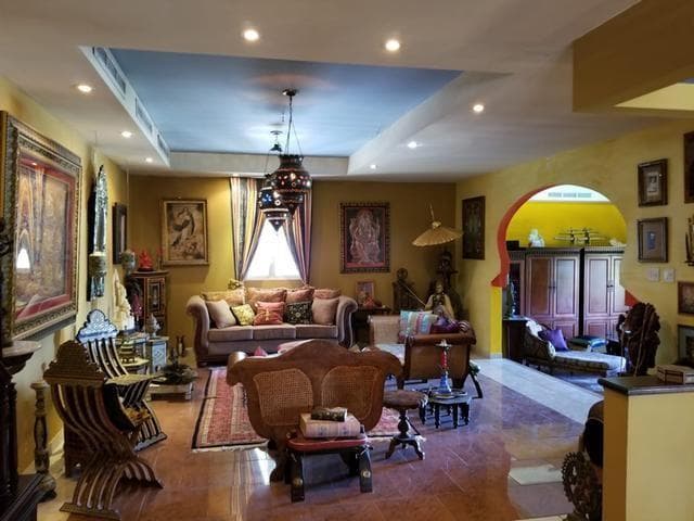 La propiedad del astrólogo,
<a href="https://www.univision.com/shows/primer-impacto/casa-de-walter-mercado-puerto-rico-precio-395-000">quien transmitió diario a 120 millones de espectadores devotos durante décadas</a>, consta de dos niveles conectados por una escalera interior. El primer de ellos cuenta con "un hermoso vestíbulo, 3 habitaciones, 3 baños, sala, comedor y cocina", según la ficha de venta.
<br>