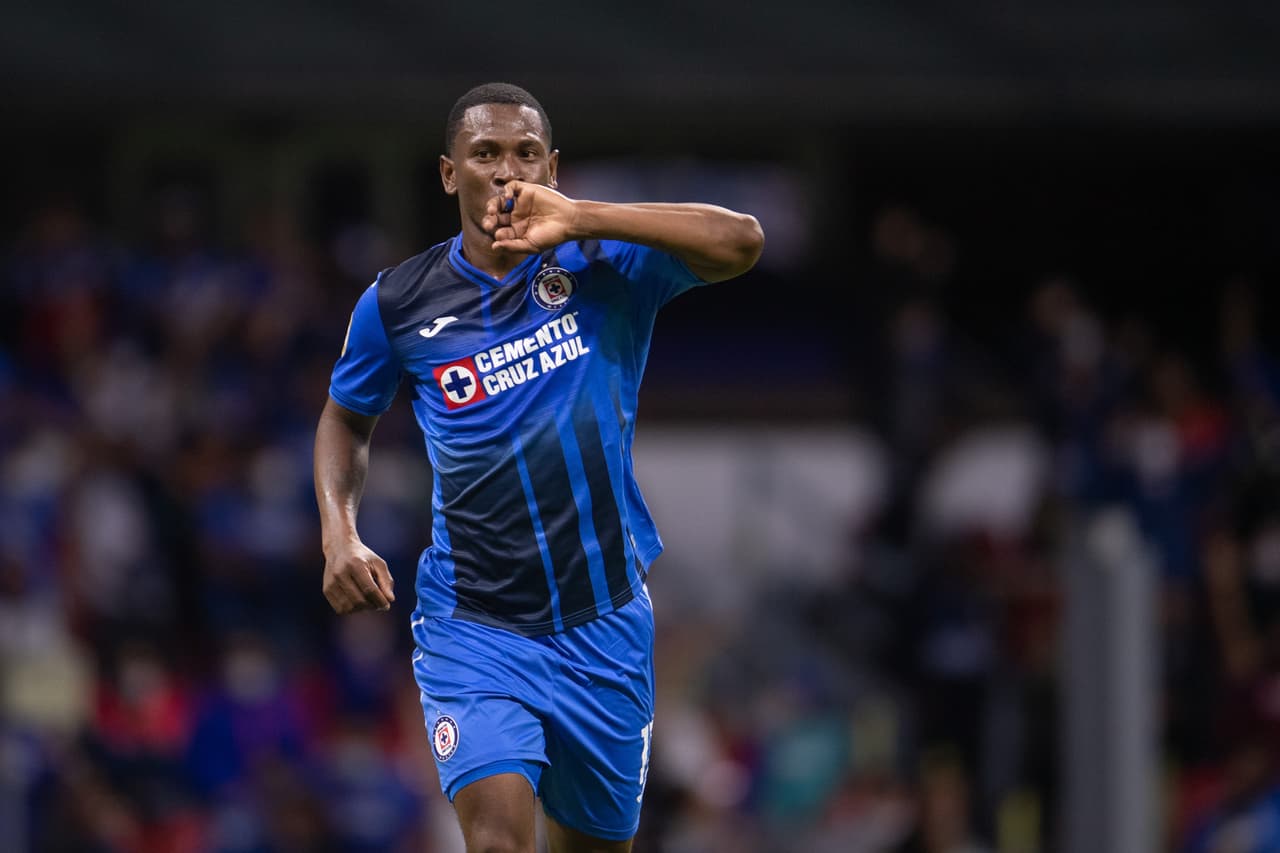 Cruz Azul recuperó la memoria y volvió a ganar ante unos Gallos Blancos que apretaron pero no pudieron hacer más.