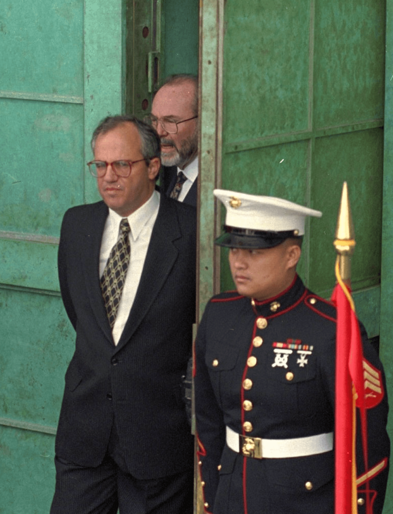 El presidente colombiano Ernesto Samper (a la izquierda) es seguido por el embajador de Estados Unidos en Colombia, Myles Frechette, a su llegada a la inauguración del nuevo edificio de la Embajada de Estados Unidos en Bogotá, Colombia, el jueves 15 de febrero de 1996.
