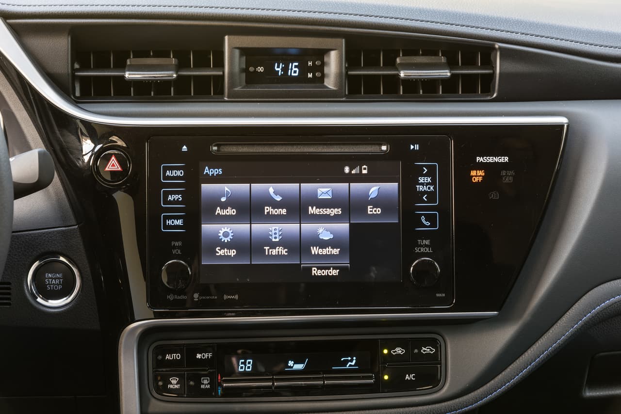 Su pantalla táctil fue mejorada. Los botones virtuales son más grandes, gráficos más claros y respuesta más rápida. Su sistema de interface es de los más fáciles e intuitivos de operar en el segmento.