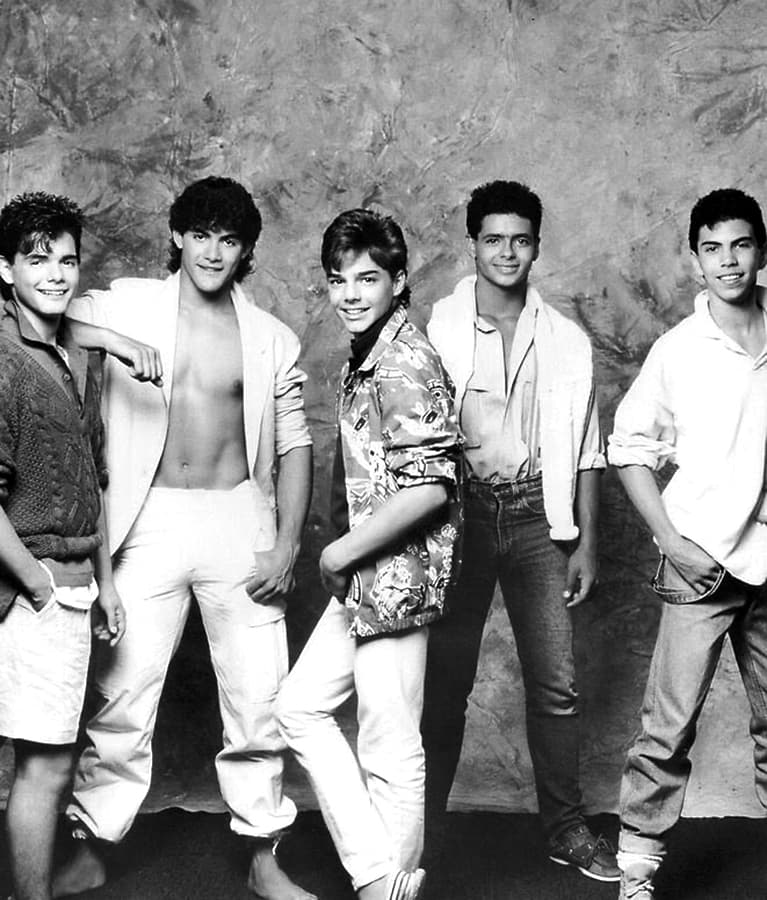 Esta imagen representa la fórmula que hizo diferente a Menudo: una agrupación juvenil cuya alineación cambiaba conforme sus integrantes crecían. A lo largo de su historia,
<b>más de 40 artistas</b>pasaron por el grupo. Entre ellos estuvieron Ricky Martin y Draco Rosa, quienes posteriormente desarrollaron exitosas carreras en la música latina.