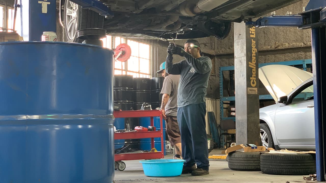 No ignores las manchas en el piso en donde estacionaste tu
<a href="https://www.univision.com/local/houston-kxln/pareja-paga-miles-para-reparar-su-auto-luego-que-le-robaron-el-convertidor-catalitico">vehículo</a> porque podría ser indicio de que manguera o componente no está funcionando de manera correcta.