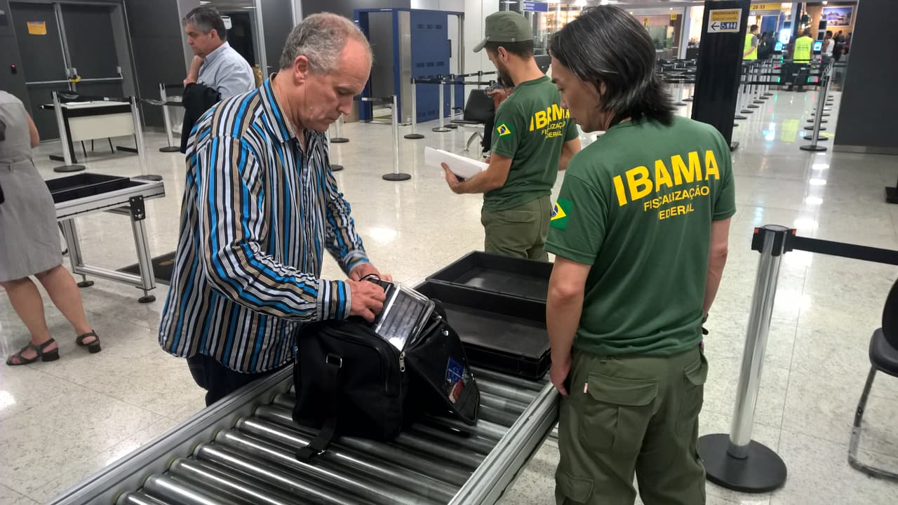 Momento en el que el traficante irlandés Jeffrey Lendrum vacía el contenido de su bolsa en un control de aeropuerto.