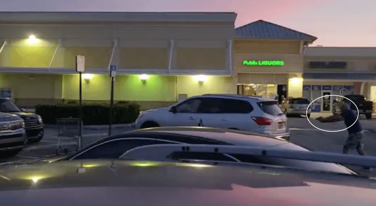 Le pidieron que bajara el arma, luego comenzó a disparar y un policía de Miami-Dade lo baleó