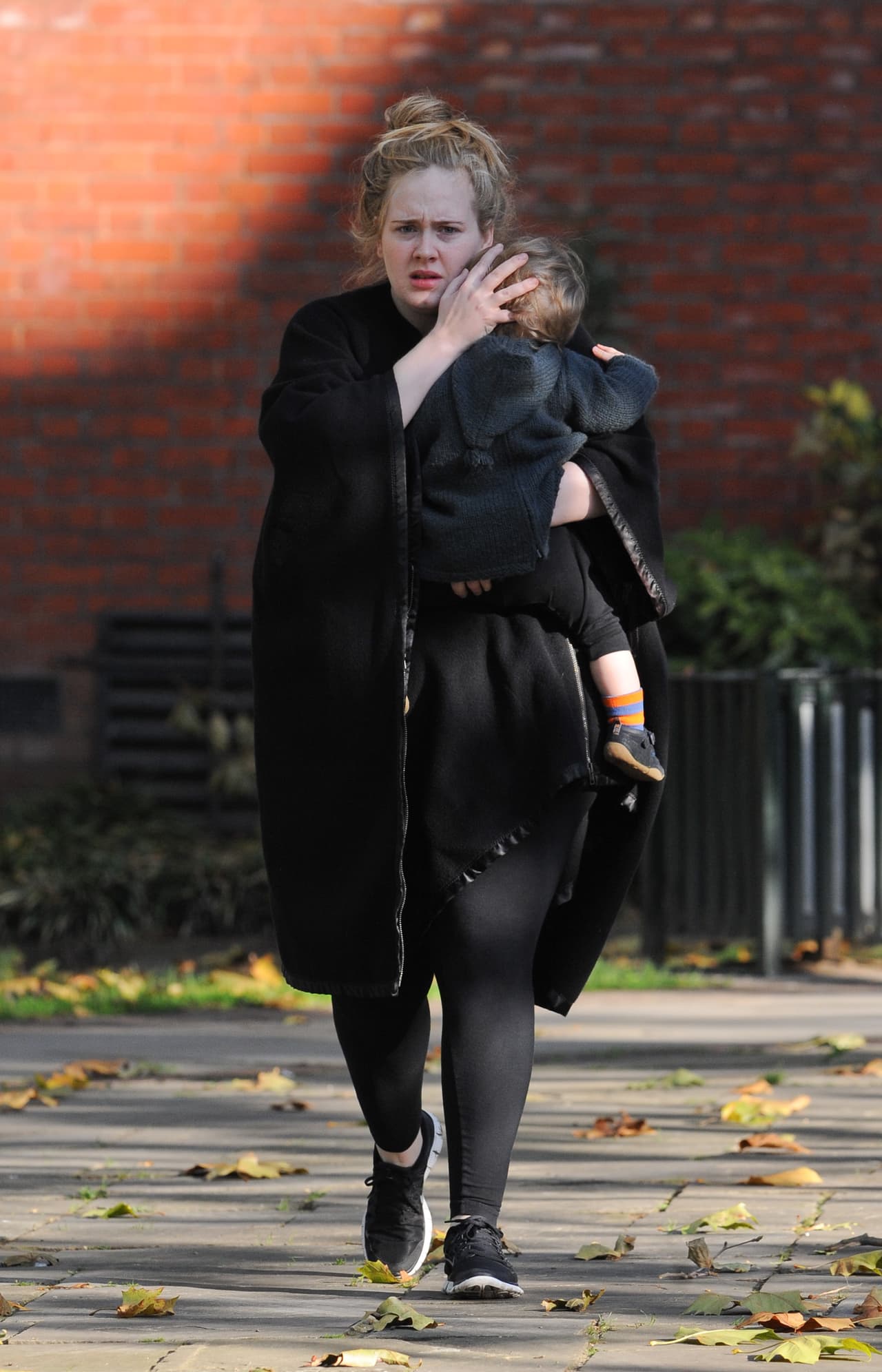 Adele intentaba ocultarse a toda costa.