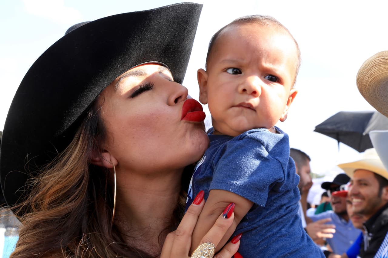 Hasta los más pequeños no podían resistir un besito de
<b>La Bronca</b>.