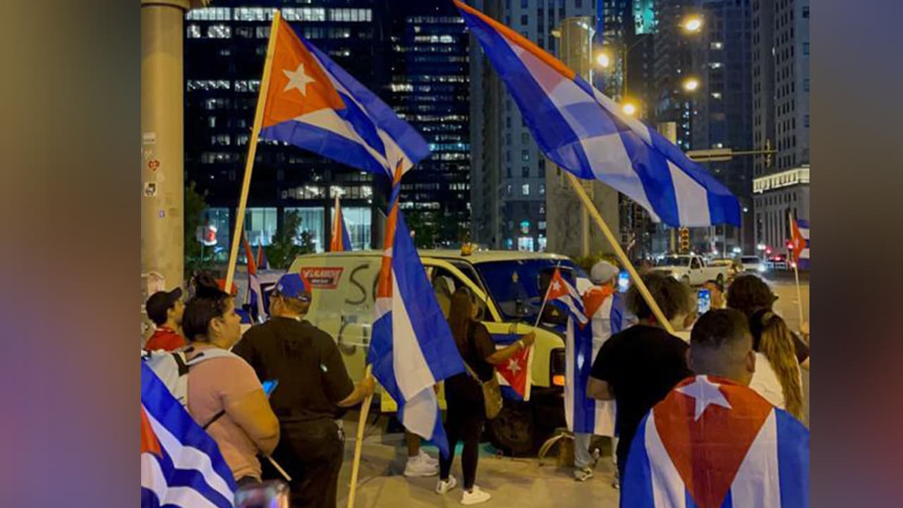 También, cantaban: ¡Viva, Cuba Libre! y los autos que pasaban tocaban sus bocinas. "Es libertad lo que quereamos", dijo uno de los manifestantes.