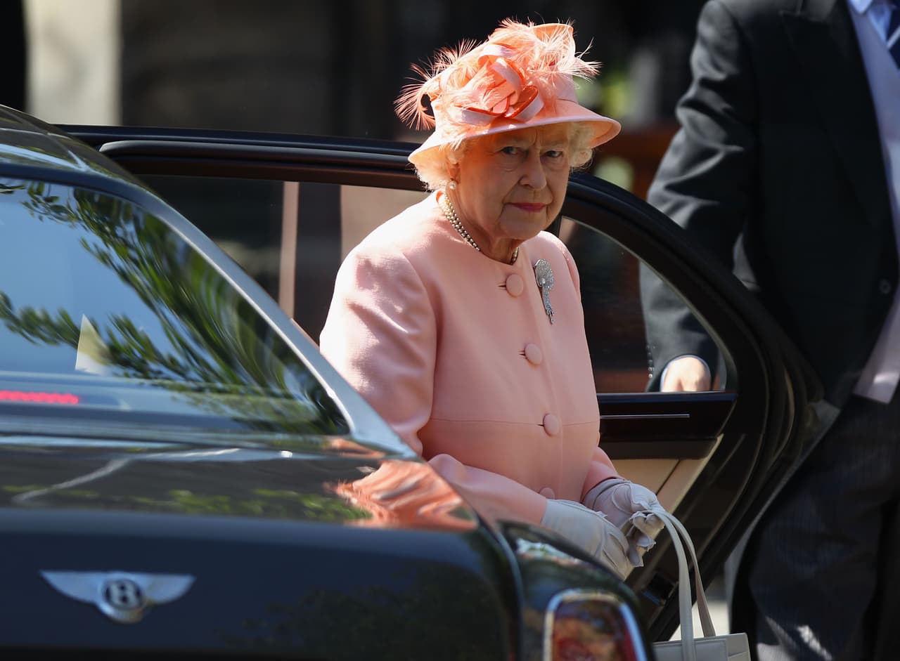 En ocasiones oficiales la reina suele transportarse en
<b>cómodas limusinas</b> manejadas por sus guardaespaldas como esta limusina Bentley de la que se la ve saliendo en la imagen.