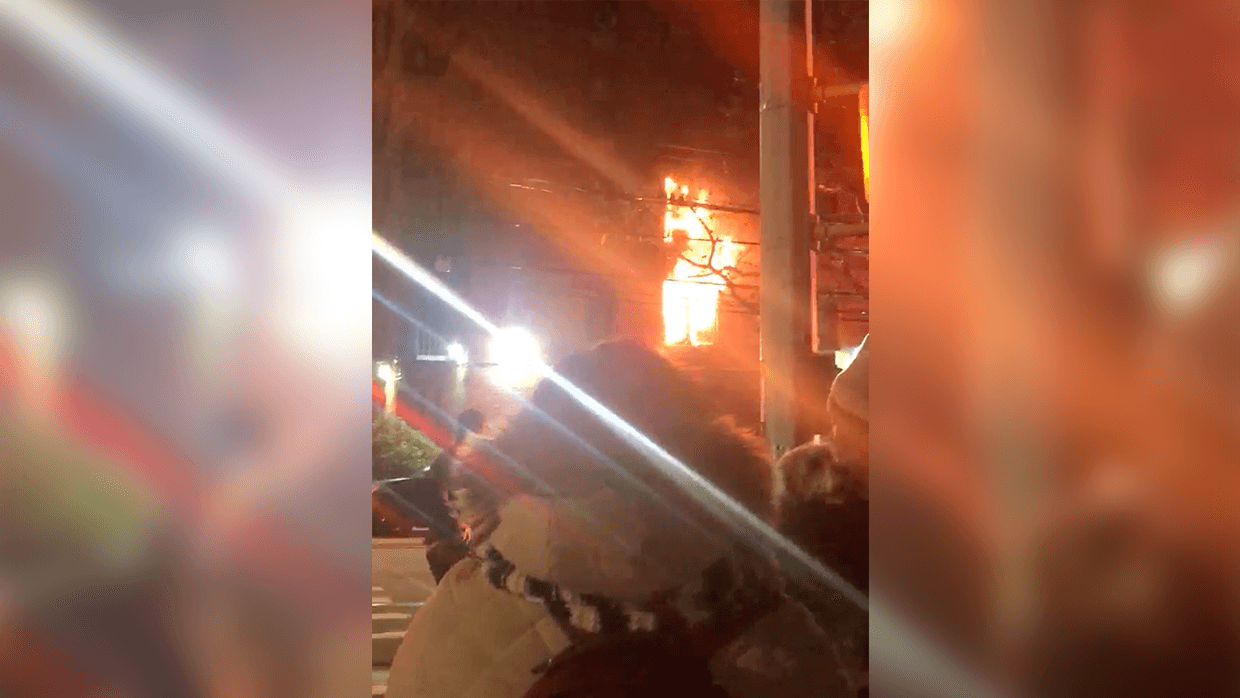 14 policías son heridos mientras rescataban a residentes durante incendio en el Bronx