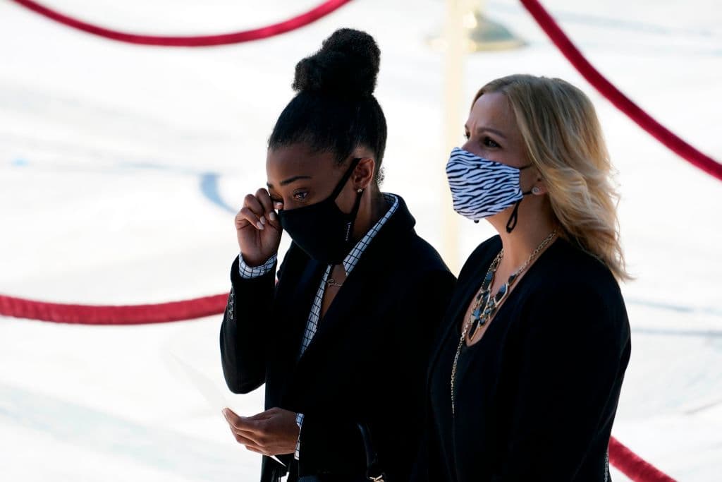 Dos mujeres emocionadas frente a las escalinatas de la Corte Suprema, en Washington DC.