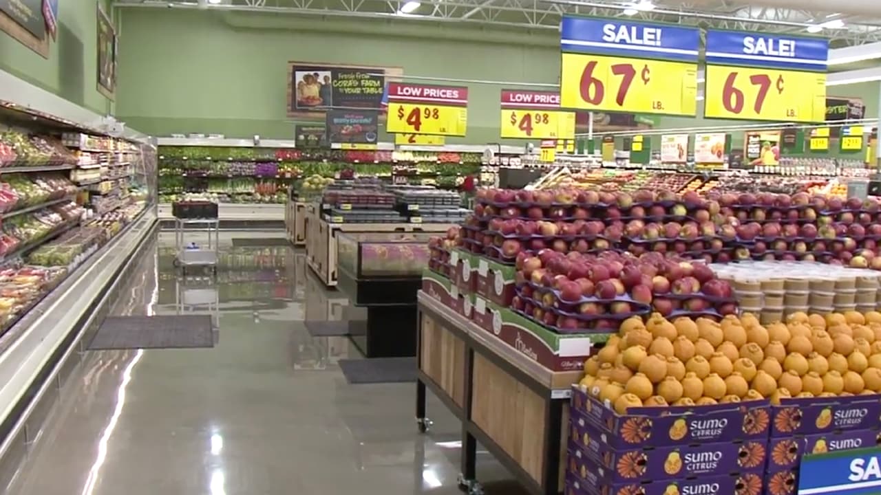 <a href="https://www.univision.com/local/houston-kxln/h-e-b-anuncia-cambio-de-horarios-en-algunos-de-sus-establecimientos">H-E-B informó que desde este domingo 15 de marzo, </a>t odas sus tiendas en Texas estarán abriendo desde las 8:00 am hasta las 8:00 pm. Aseguraron a través de las redes sociales que volverán a su horario normal tan pronto como puedan.
<br>
<br>La cadena de tiendas, con presencia en Texas y México, pidieron a las personas que prepararse es "importante" pero "el pánico no es necesario".