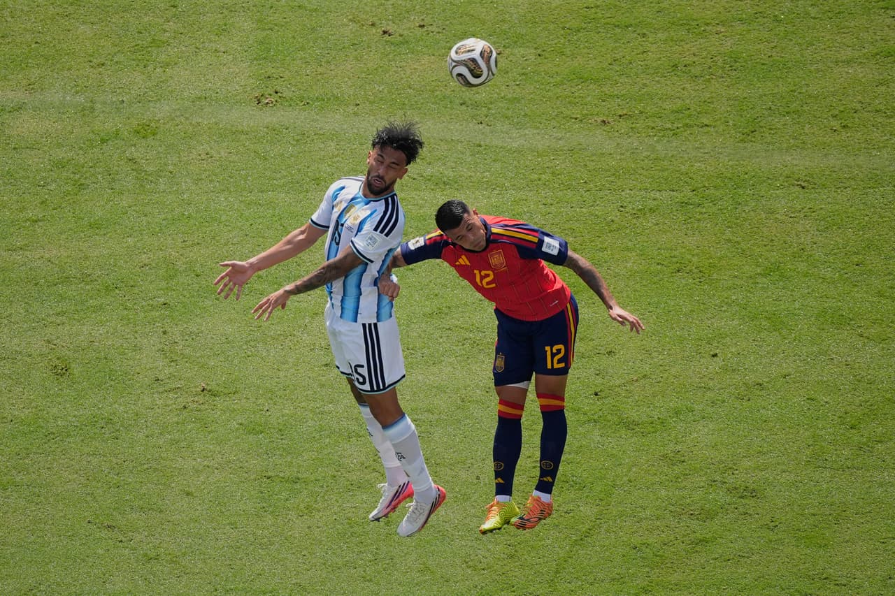 Nico González y Pedro Porro hacen una jugada aérea para obtener el balón.