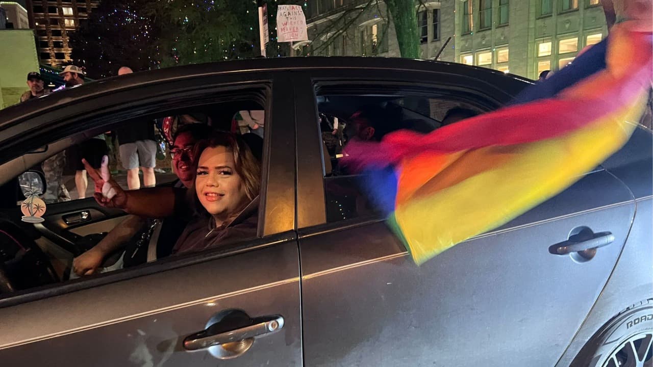 Grupos que defienden los derechos de la comunidad gay también se presentaron armadas para respaldar la presentación en el teatro. Incluso hubo gente que viajo desde Houston para defender a los creadores del show.