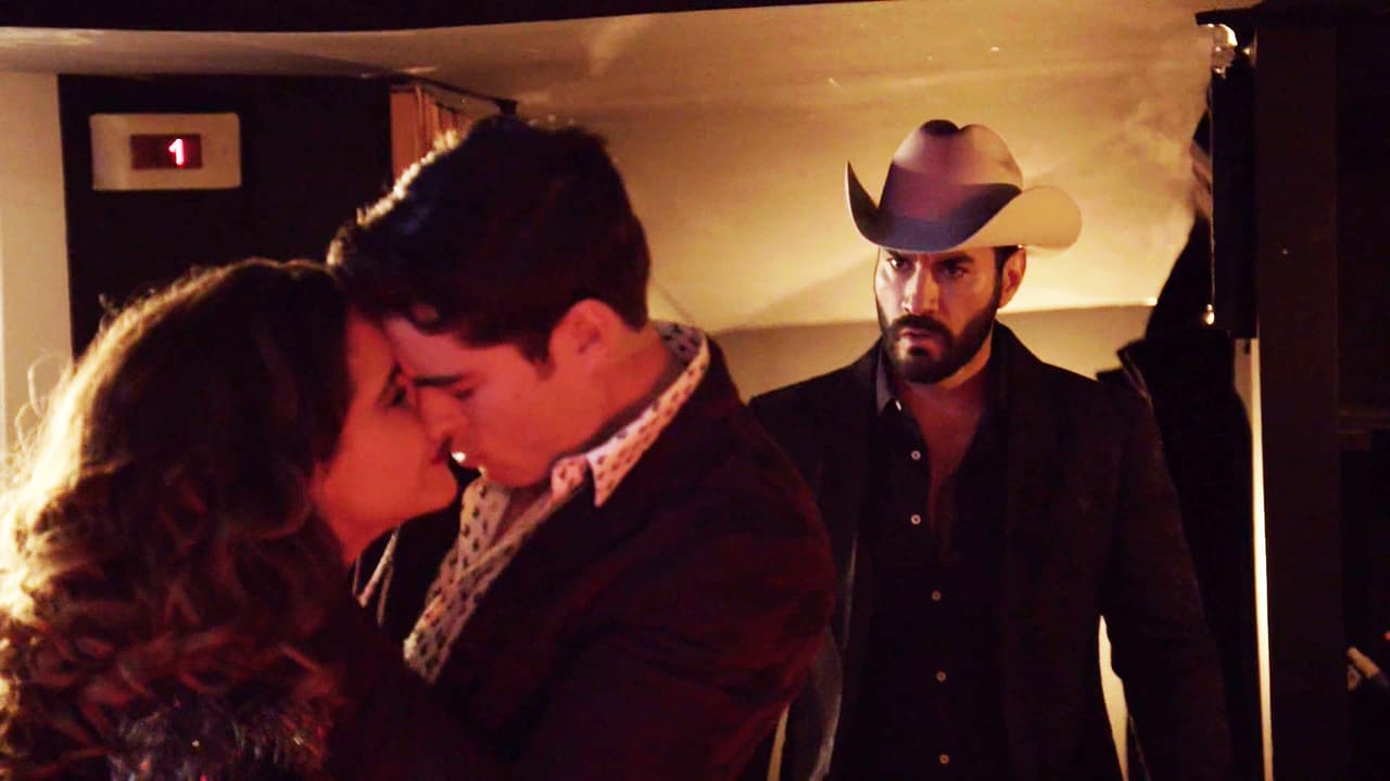 Uno de ellos propiciado por Danilo, quien obligó a Laura a comenzar una relación a cambio de mantener en secreto su identidad.