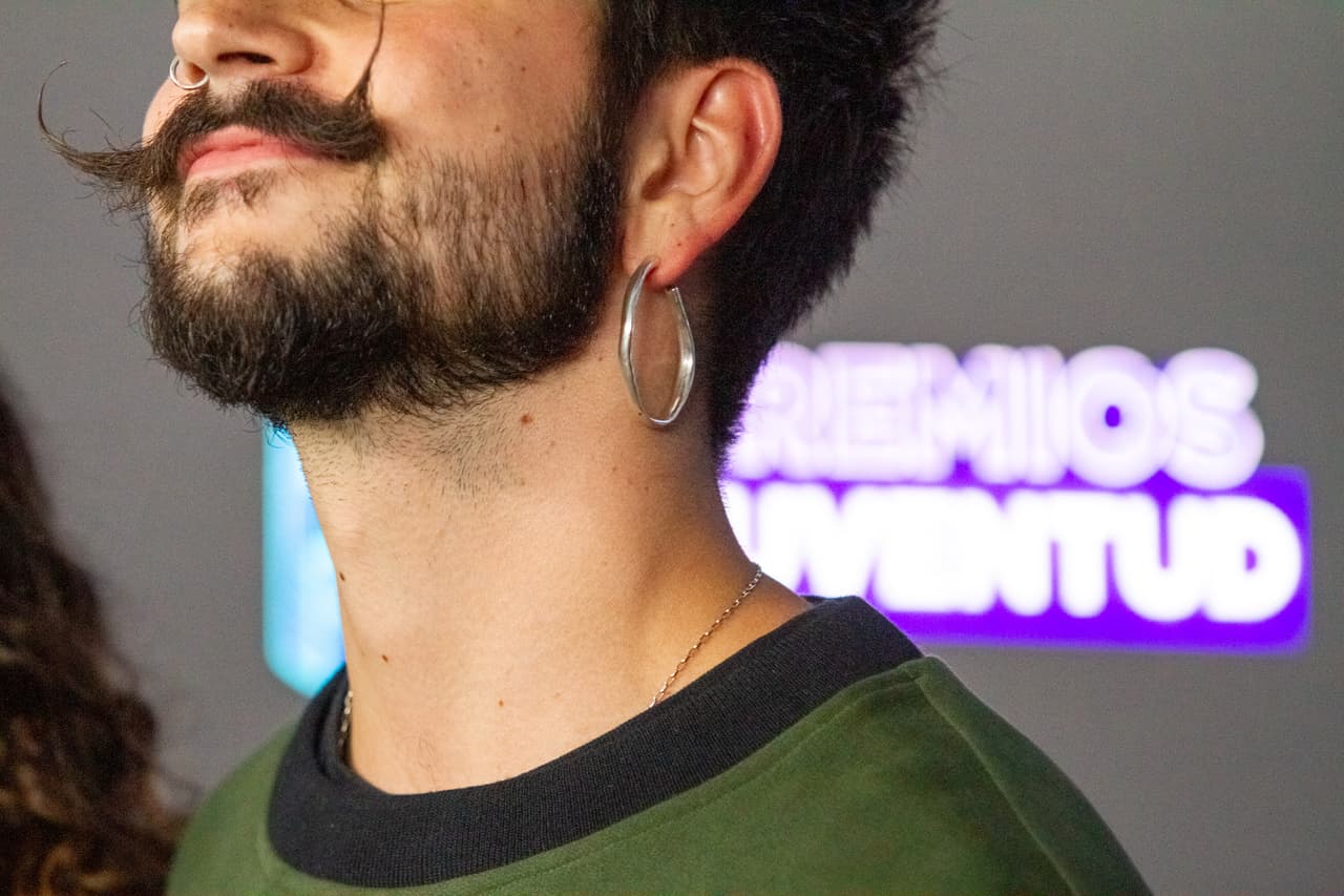 Su característico bigote y una gran arracada fueron parte de su look.