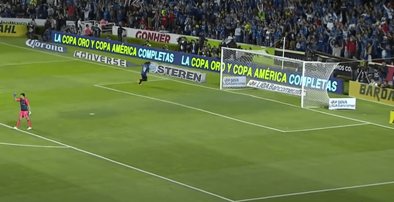 Los aficionados de Querétaro se levantaron de sus asientos para festejar.